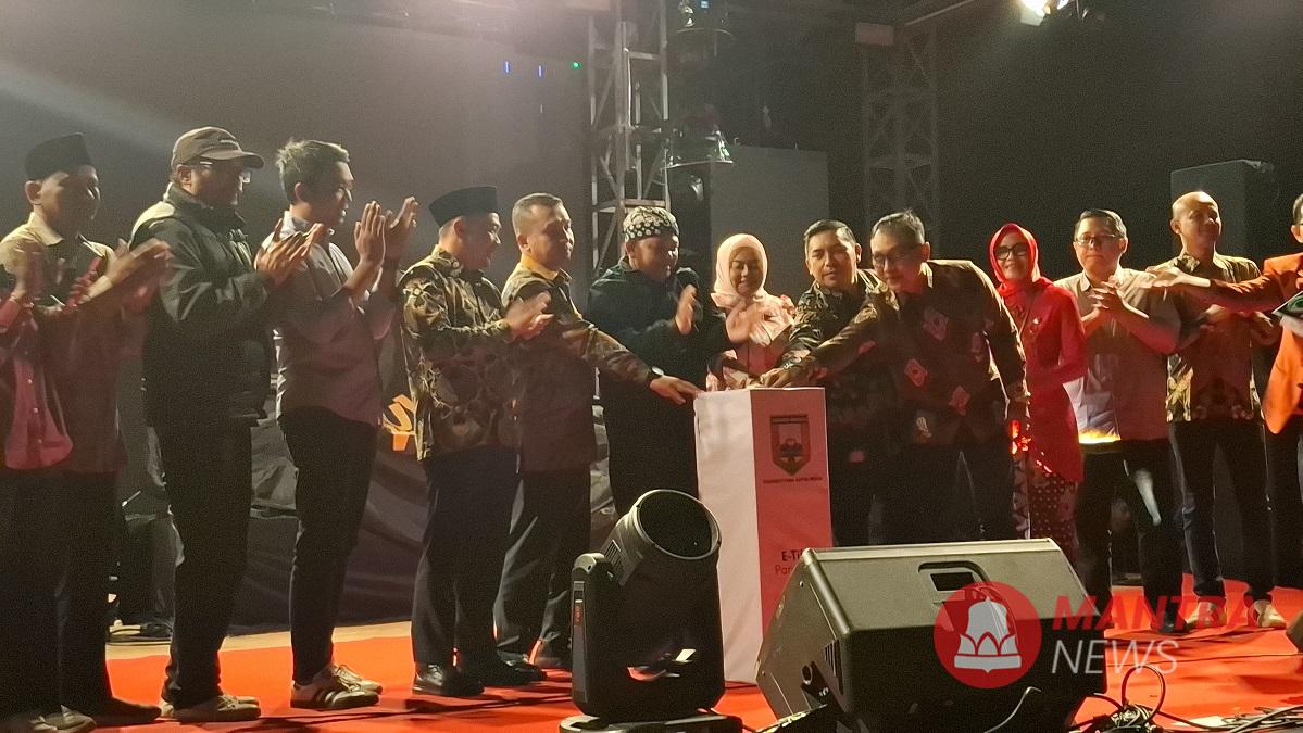 Bupati Semarang Ngesti Nugraha bersama pejabat terkait menekan tombol pertanda peluncuran sistem pembayaran cashless  di seluruh destinasi wisata Bumi Serasi, Sabtu malam (21/6/2025). (Lingkar Media Group Network)
