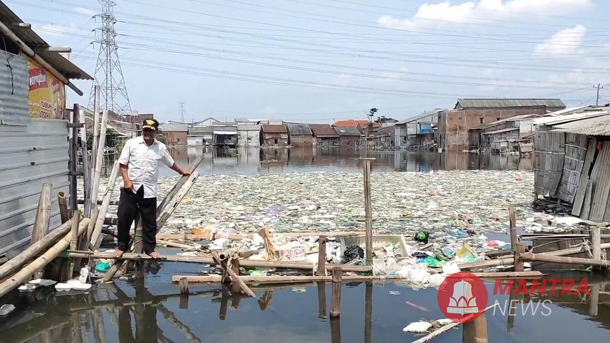 Seorang warga sedang menengok bekas tambak ikan yang menjelma jadi pulau sampah di Kampung Tambakrejo, Kelurahan Tanjung Emas, Kecamatan Semarang Utara, Kota Semarang. (Lingkar Media Group Network)