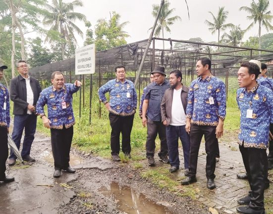 Bupati Semarang Ngesti Nugraha bersama jajaran Pemkab Semarang meninjau lahan bakal RSUD di Tengaran. (Hesty Imaniar | Mantranews.id)
