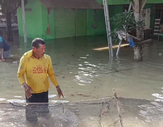 Sejumlah wargaDesa Tanggirejo, Kecamatan Tegowanu, Kabupaten Grobogan, masih beraktivitas di tengah kepungan banjir, Rabu (18/6/2025). (Lingkar Media Group Network)