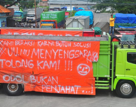 Sejumlah sopir truk yang tergabung dalam Gerakan Sopir Jawa Tengah (GSJT) mengikuti aksi mogok kerja dan tolak aturan Over Dimension Over Load (ODOL) di Terminal Jati, Kudus, Jawa Tengah, Kamis (19/6/2025). (Lingkar Media Group Network)