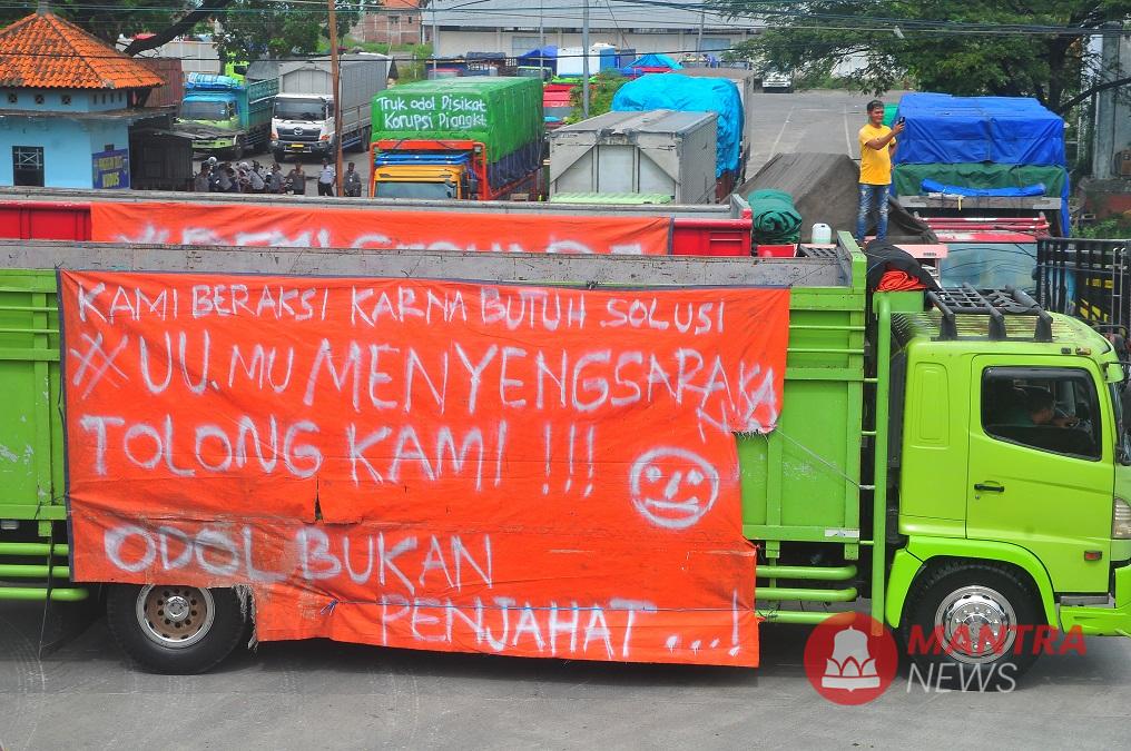 Sejumlah sopir truk yang tergabung dalam Gerakan Sopir Jawa Tengah (GSJT) mengikuti aksi mogok kerja dan tolak aturan Over Dimension Over Load (ODOL) di Terminal Jati, Kudus, Jawa Tengah, Kamis (19/6/2025). (Lingkar Media Group Network)