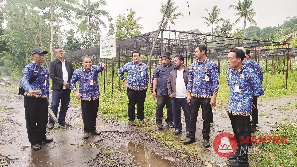 Bupati Semarang Ngesti Nugraha bersama jajaran Pemkab Semarang meninjau lahan bakal RSUD di Tengaran. (Hesty Imaniar | Mantranews.id)