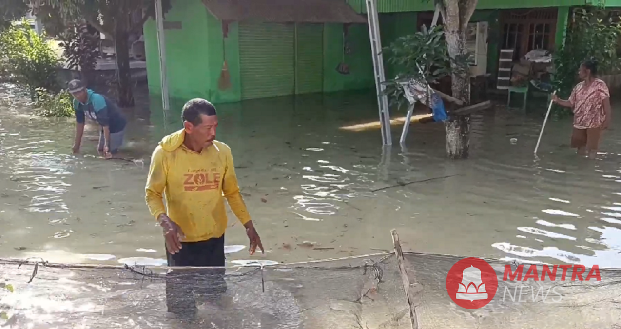 Sejumlah wargaDesa Tanggirejo, Kecamatan Tegowanu, Kabupaten Grobogan, masih beraktivitas di tengah kepungan banjir, Rabu (18/6/2025). (Lingkar Media Group Network)
