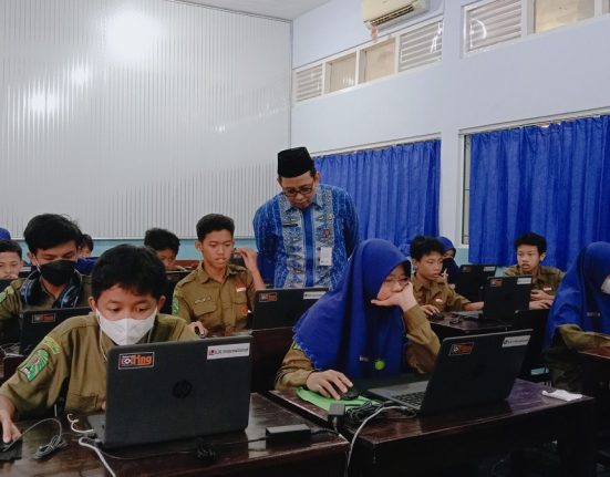 Kepala Sekolah SMP Muhammadyah 1 Kudus, Ali Zamroni, saat memberikan materi pelajaran di ruang kelas kepada siswa. (Fahtur Rohman | Mantranews.id)