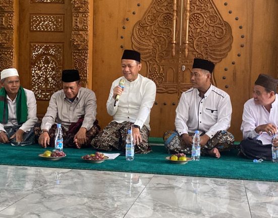 Bupati Kudus Sam’ani Intakoris saat meresmikan Masjid Jami’ NU Baitussalam di Desa Undaan Lor, Kecamatan Undaan, Kabupaten Kudus, Jawa Tengah, Jumat (27/6/2025). (Lingkar Media Group Network)