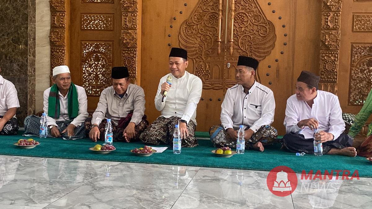 Bupati Kudus Sam’ani Intakoris saat meresmikan Masjid Jami’ NU Baitussalam di Desa Undaan Lor, Kecamatan Undaan, Kabupaten Kudus, Jawa Tengah, Jumat (27/6/2025). (Lingkar Media Group Network)