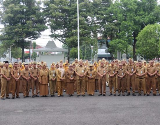 Bupati Blora Arief Rohman saat berfoto bersama dengan jajaran ASN Kabupaten Blora di halaman kantor Pemkab, baru-baru ini. (Dok. Pemkab Blora | Mantranews.id)