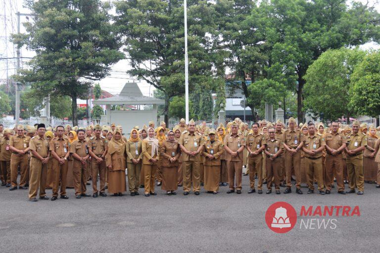 Bupati Blora Arief Rohman saat berfoto bersama dengan jajaran ASN Kabupaten Blora di halaman kantor Pemkab, baru-baru ini. (Dok. Pemkab Blora | Mantranews.id)