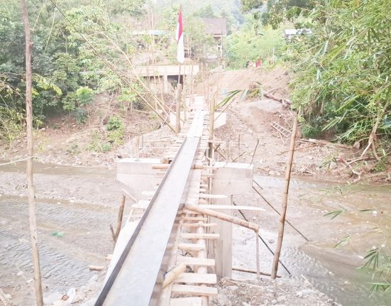 Jembatan penyeberangan akses warga dua dusun di wilayah Desa Mluweh, Kecamatan Ungaran Timur, Kabupaten Semarang yang terancam diberhentikan. (Hesty Imaniar | Mantranews.id)