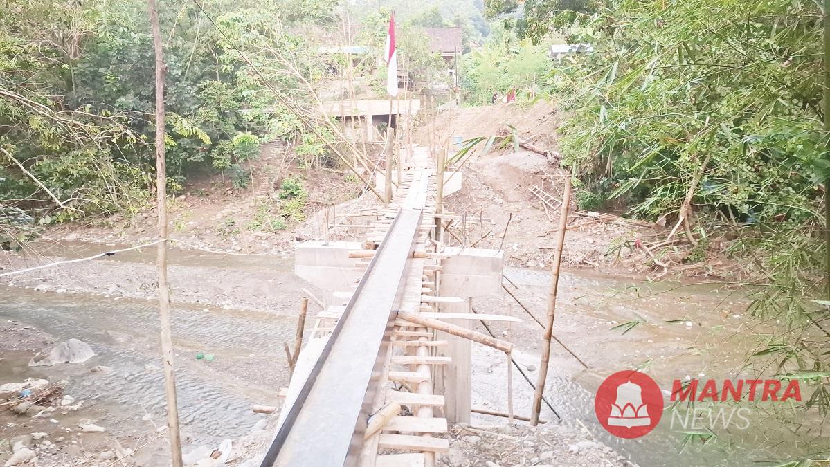 Jembatan penyeberangan akses warga dua dusun di wilayah Desa Mluweh, Kecamatan Ungaran Timur, Kabupaten Semarang yang terancam diberhentikan. (Hesty Imaniar | Mantranews.id)