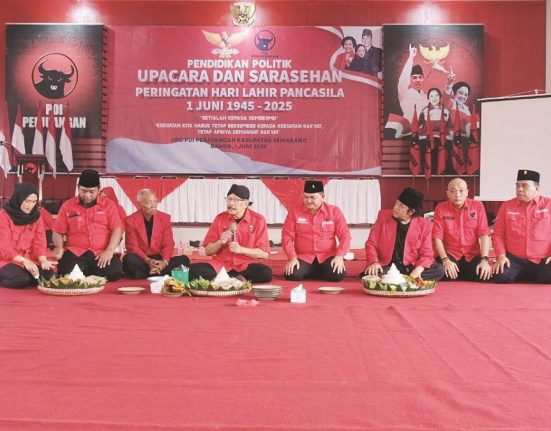 Ketua DPC PDIP Kabupaten Semarang Ngesti Nugraha bersama jajaran menggelar acara peringatan Hari Lahir Pancasila di Kantor DPC PDIP Kabupaten Semarang, Minggu (1/6/2025). (Hesty Imaniar | Mantranews.id)