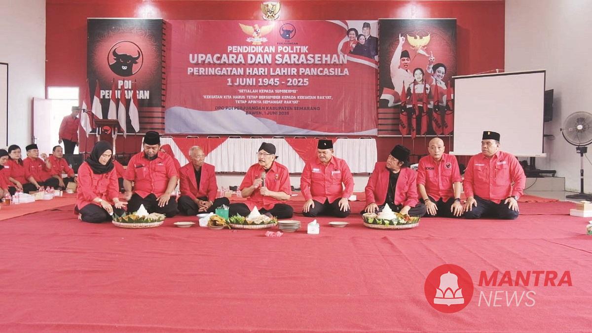 Ketua DPC PDIP Kabupaten Semarang Ngesti Nugraha bersama jajaran menggelar acara peringatan Hari Lahir Pancasila di Kantor DPC PDIP Kabupaten Semarang, Minggu (1/6/2025). (Hesty Imaniar | Mantranews.id)