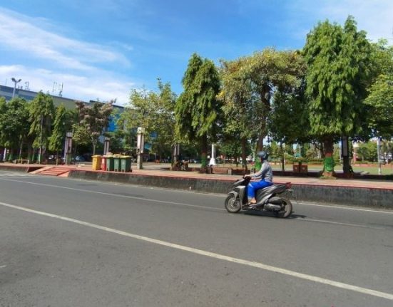 Kawasan Alun-alun Kudus, Jawa Tengah yang setiap akhir pekan dijadikan kawasan Car Free Day. (Anta | Mantranews.id)