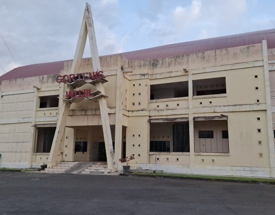 Bangunan Gor Tenis Wujil, Kabupaten Semarang nampak perlu direhab jelang Porprov Jateng XVII/2026. (Hesty Imaniar | Mantranews.id)