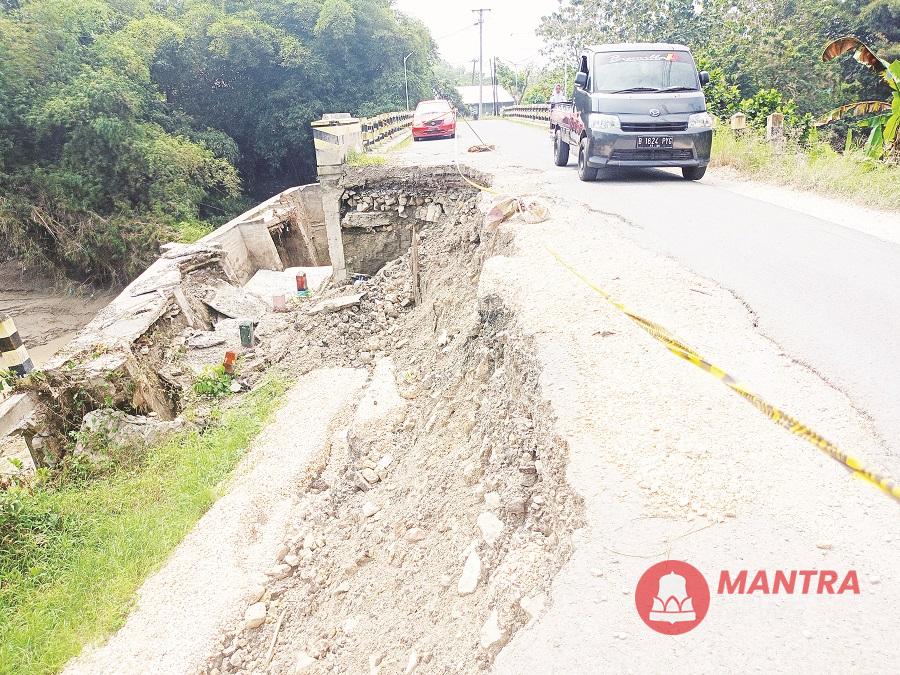 Kerusakan talud jembatan Desa Sumber, Kecamatan Kradenan, Blora merembet ke badan jalan. (Hanafi | Mantranews.id)