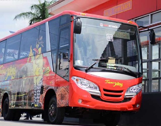 Sebuah bus Trans Jateng sedang menunggu penumpang di Halte Terminal Bawen, Semarang, Jawa Tengah. (Lingkar Media Group Network)