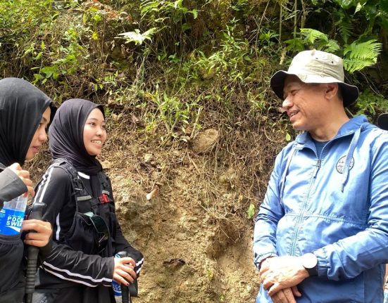 Bupati Kudus Sam’ani Intakoris (dua dari kanan) saat memberikan wejangan kepada pendaki di Pegunungan Muria, Kabupaten Kudus, Jawa Tengah, baru-baru ini. (Lingkar Media Group Network)