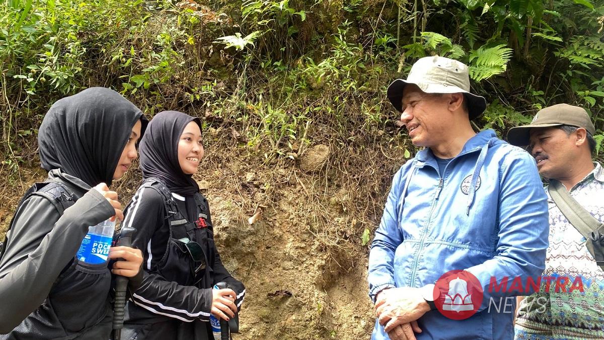 Bupati Kudus Sam’ani Intakoris (dua dari kanan) saat memberikan wejangan kepada pendaki di Pegunungan Muria, Kabupaten Kudus, Jawa Tengah, baru-baru ini. (Lingkar Media Group Network)