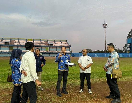 Perwakilan Kementerian PUPR didampingi Disdikpora Kudus saat melihat langsung kondisi Stadion Wergu Wetan di Kabupaten Kudus, Jawa Tengah, belum lama ini. (Fahtur Rohman | Mantranews.id)