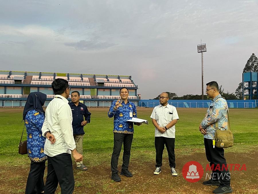 Perwakilan Kementerian PUPR didampingi Disdikpora Kudus saat melihat langsung kondisi Stadion Wergu Wetan di Kabupaten Kudus, Jawa Tengah, belum lama ini. (Fahtur Rohman | Mantranews.id)
