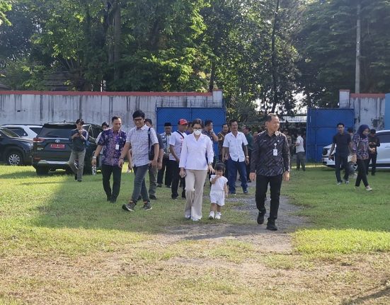 Bupati Kudus Sam’ani Intakoris bersama Wakil Bupati Kudus Bellinda Putri Sabrina Birton mengecek kondisi Stadion Wergu Wetan, Selasa (24/6/2025). (Lingkar Media Group Network)