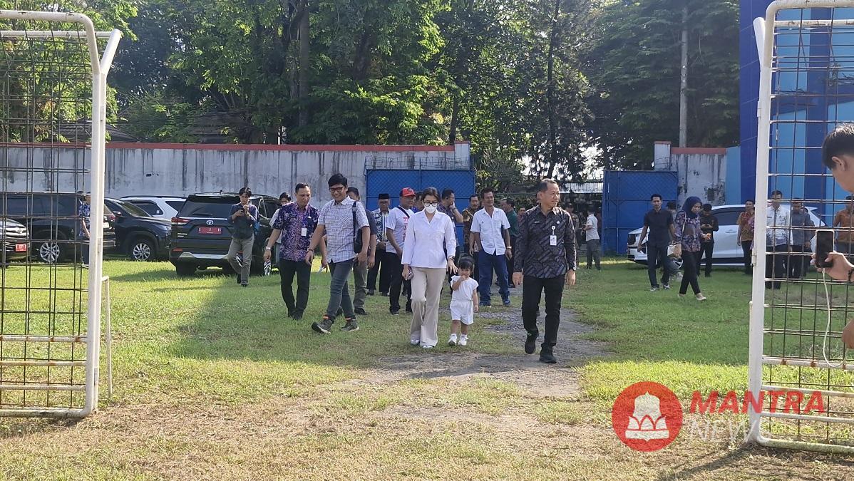 Bupati Kudus Sam’ani Intakoris bersama Wakil Bupati Kudus Bellinda Putri Sabrina Birton mengecek kondisi Stadion Wergu Wetan, Selasa (24/6/2025). (Lingkar Media Group Network)