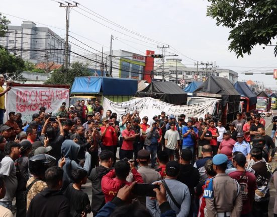 Ratusan sopir truk melakukan demo menolak RUU ODOL dengan memblokade ruas Jalan Semarang-Solo di Ungaran, Kabupaten Semarang, Jawa Tengah, Jumat (20/6/2025). (Lingkar Media Group Network)