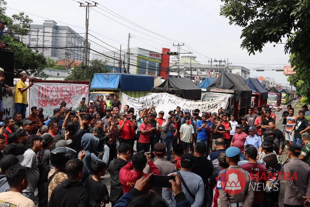 Ratusan sopir truk melakukan demo menolak RUU ODOL dengan memblokade ruas Jalan Semarang-Solo di Ungaran, Kabupaten Semarang, Jawa Tengah, Jumat (20/6/2025). (Lingkar Media Group Network)