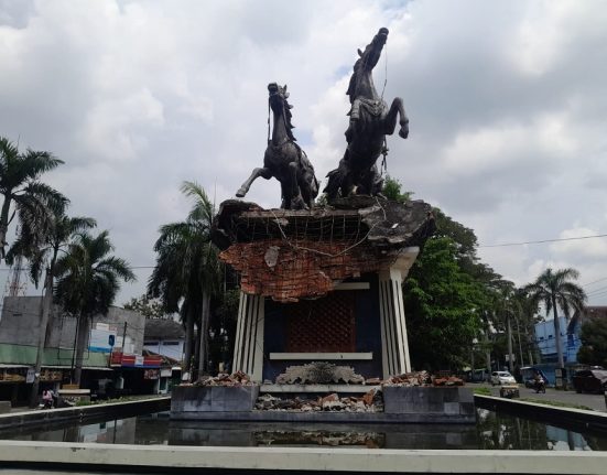 Blora, Cepu, Patung Arjuna Wiwaha, Ikon Wisata, DLH Blora, Taman Seribu Lampu, Berita Blora,