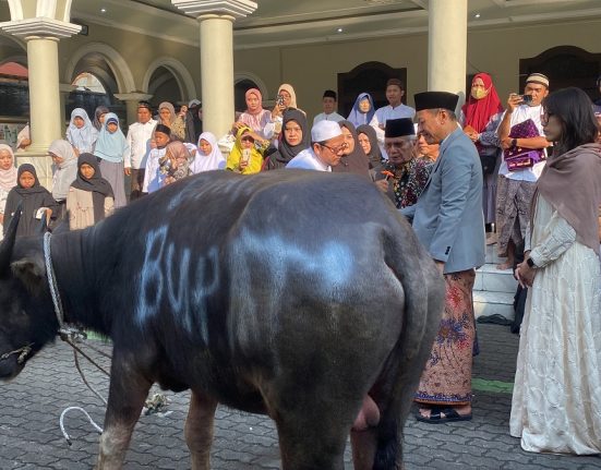 Bupati Kudus Sam’ani Intakoris didampingi Wakil Bupati Kudus Bellinda Putri Sabrina Birton, saat menyerahkan hewan kerbau untuk Masyarakat Kudus pada Jumat (6/6/2025) di Masjid Agung Kudus.