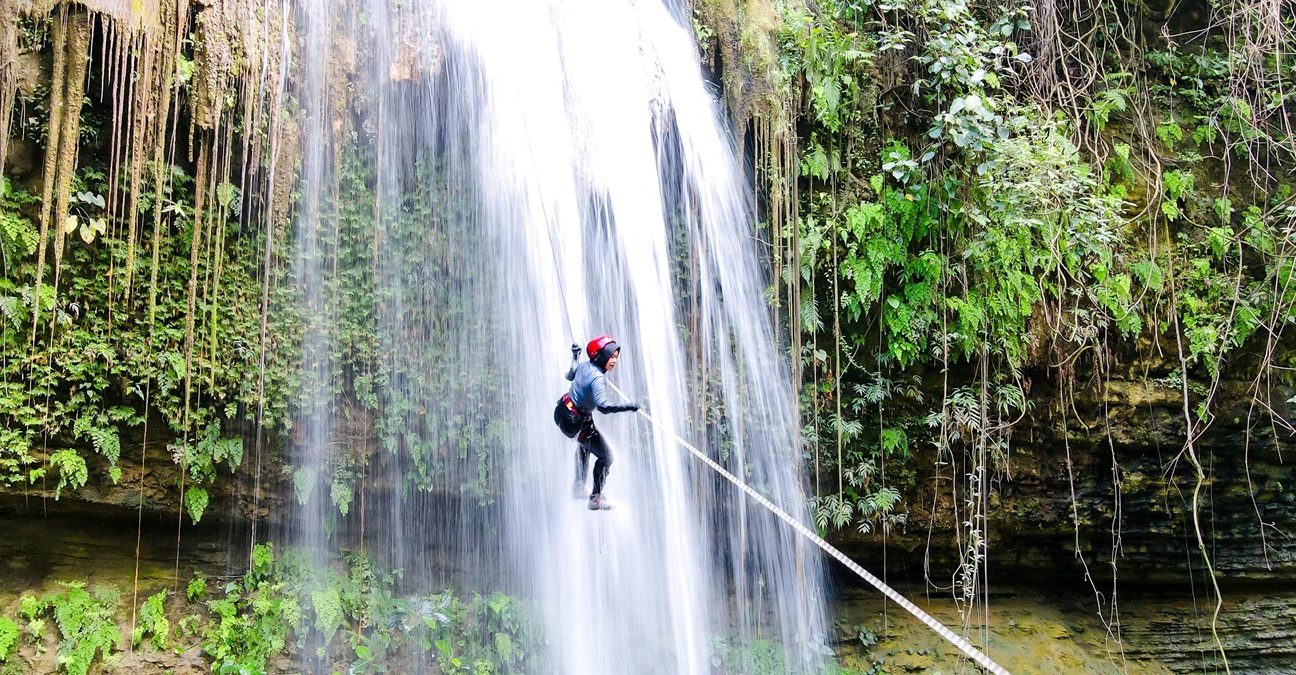 Salah seorang anggota Komunitas Pecinta Alam Canyoneering berjalan melewati Air Terjun Widuri di Desa Kemadohbatur, Kecamatan Tawangharjo, Kabupaten Grobogan, Jawa Tengah. (Lingkar Media Group Network)