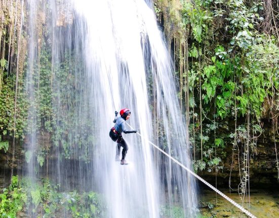 Salah seorang anggota Komunitas Pecinta Alam Canyoneering berjalan melewati Air Terjun Widuri di Desa Kemadohbatur, Kecamatan Tawangharjo, Kabupaten Grobogan, Jawa Tengah. (Lingkar Media Group Network)