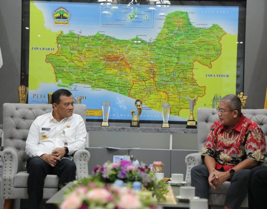 Gubernur Jateng Ahmad Luthfi berbincang dengan Head Network and Airport Authority PT Indonesia AirAsia, Edwin di Kantor Gubernur Jateng, Rabu (18/6/2025). (Lingkar Media Group Network)