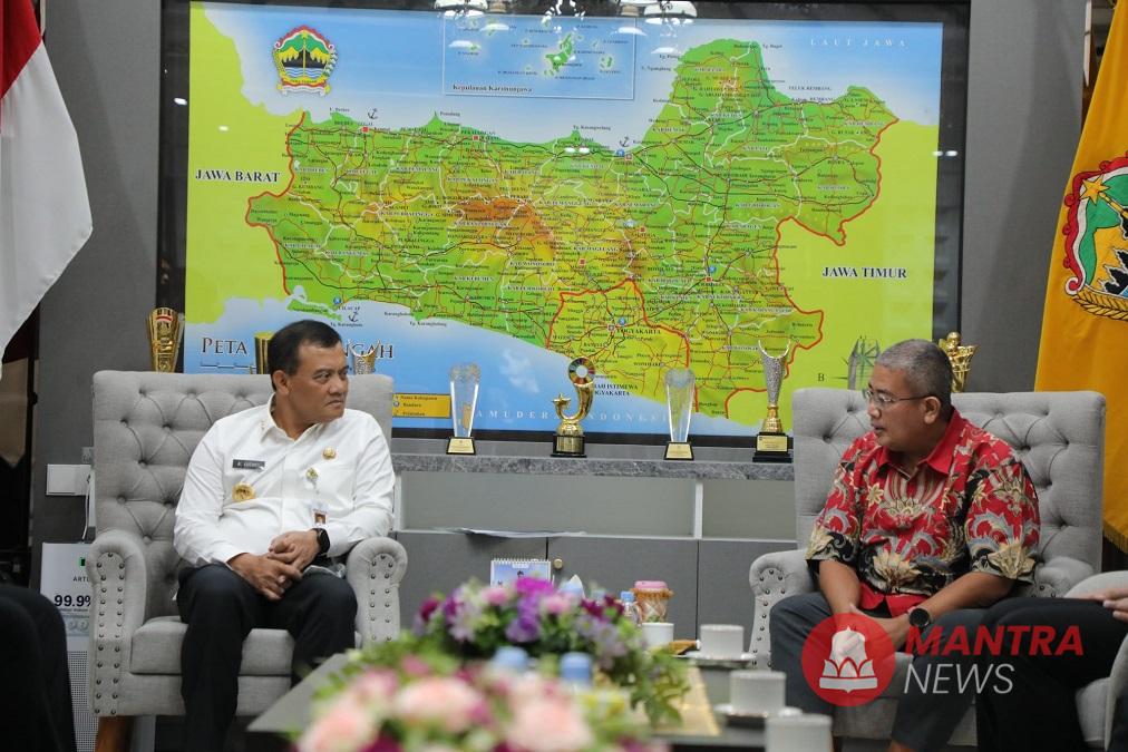 Gubernur Jateng Ahmad Luthfi berbincang dengan Head Network and Airport Authority PT Indonesia AirAsia, Edwin di Kantor Gubernur Jateng, Rabu (18/6/2025). (Lingkar Media Group Network)