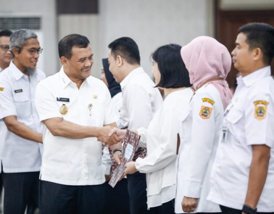 Gubernur Jateng Ahmad Luthfi menyerahkan SK pengangkatan kepada CPNS dan PPPK Tahap I Tahun 2024 di Gedung Gradhika Bhakti Praja, Semarang, Rabu (4/6/2025). (Rizky S | Mantranews.id)