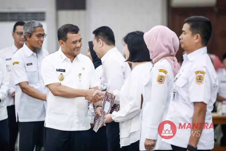 Gubernur Jateng Ahmad Luthfi menyerahkan SK pengangkatan kepada CPNS dan PPPK Tahap I Tahun 2024 di Gedung Gradhika Bhakti Praja, Semarang, Rabu (4/6/2025). (Rizky S | Mantranews.id)