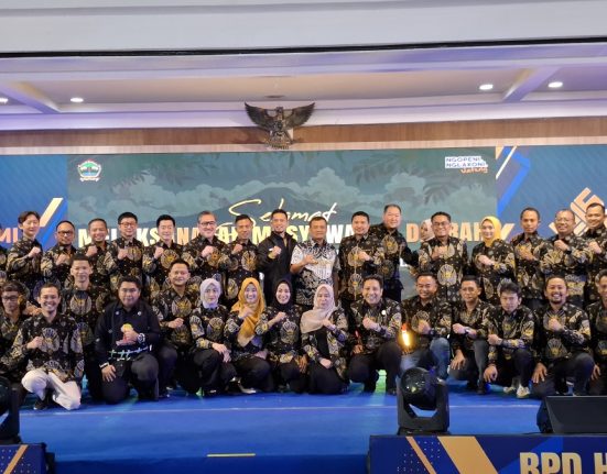 Gubernur Jateng Ahmad Luthfi foto bersama anggota HIPMI Jawa Tengah di Gradhika Bhakti Praja, Semarang, Selasa (17/6/2025). (Lingkar Media Group Network)