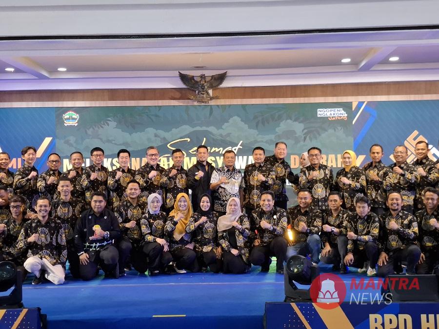 Gubernur Jateng Ahmad Luthfi foto bersama anggota HIPMI Jawa Tengah di Gradhika Bhakti Praja, Semarang, Selasa (17/6/2025). (Lingkar Media Group Network)