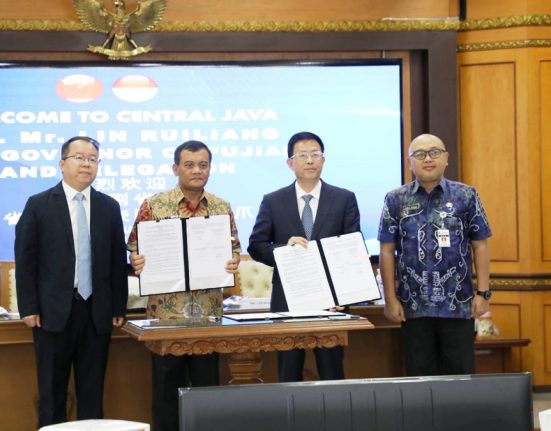 Gubernur Jateng Ahmad Luthfi (dua dari kiri) dan Wagub Fujian Lin Ruiliang (tiga dari kiri) menunjukkan hasil penandatanganan kerja sama bidang kelautan di Semarang, Selasa (24/6/2025). (Lingkar Media Group Network)