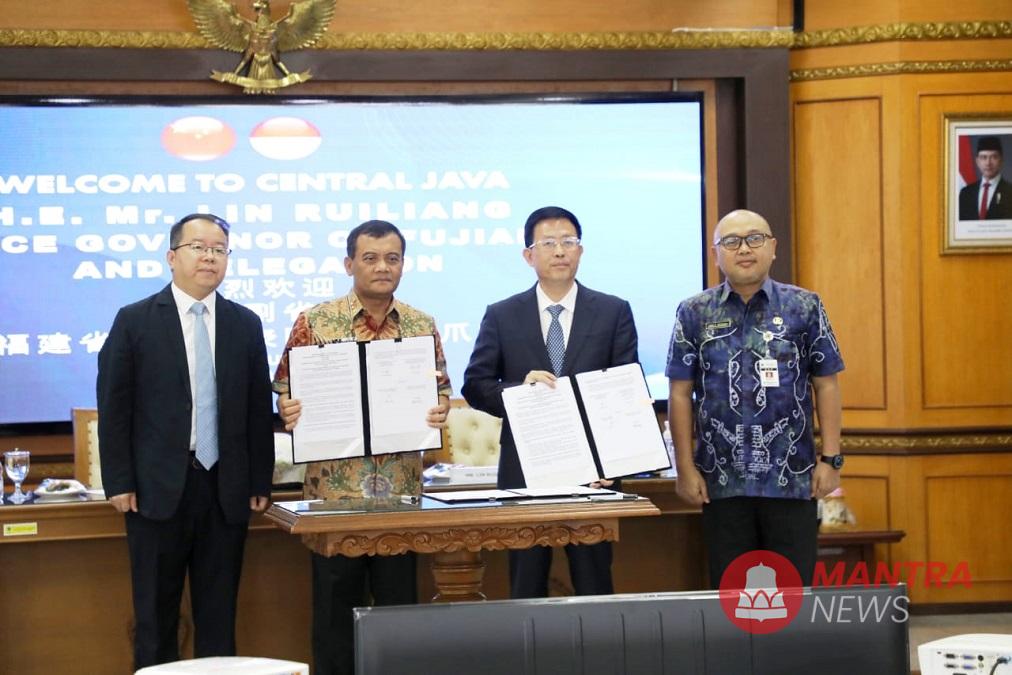 Gubernur Jateng Ahmad Luthfi (dua dari kiri) dan Wagub Fujian Lin Ruiliang (tiga dari kiri) menunjukkan hasil penandatanganan kerja sama bidang kelautan di Semarang, Selasa (24/6/2025). (Lingkar Media Group Network)
