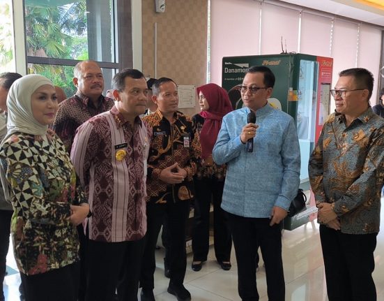 Gubernur Jawa Tengah Ahmad Luthfi (dua dari kiri) didampingi Bupati Kendal Dyah Kartika Permanasari (kiri) melakukan kunjungan di Kawasan Industri Kendal (KIK), Selasa (3/6/2025).  