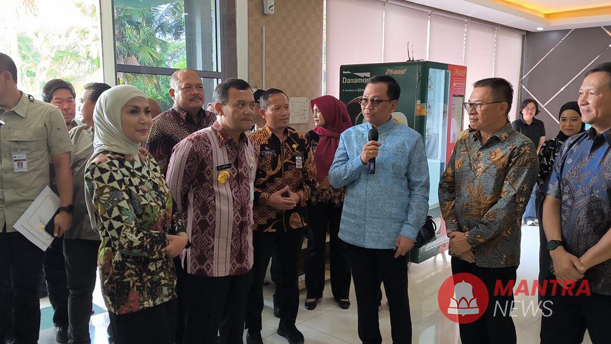Gubernur Jawa Tengah Ahmad Luthfi (dua dari kiri) didampingi Bupati Kendal Dyah Kartika Permanasari (kiri) melakukan kunjungan di Kawasan Industri Kendal (KIK), Selasa (3/6/2025).  