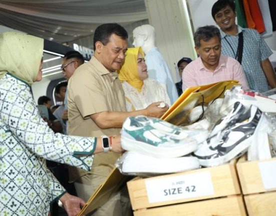 Gubernur Jateng Ahmad Luthfi mengunjungi salah satu stand produk lokal di Jateng Fair Festival 2025. (Lingkar Media Group Network)