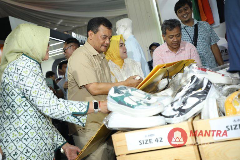 Gubernur Jateng Ahmad Luthfi mengunjungi salah satu stand produk lokal di Jateng Fair Festival 2025. (Lingkar Media Group Network)