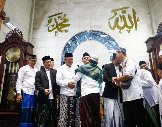 Gubernur Jateng Ahmad Luthfi bersalaman dengan jamaah di Masjid Agung Jawa Tengah (MAJT) Semarang, baru-baru ini. (Dok. Pemprov Jateng | Mantranews.id)