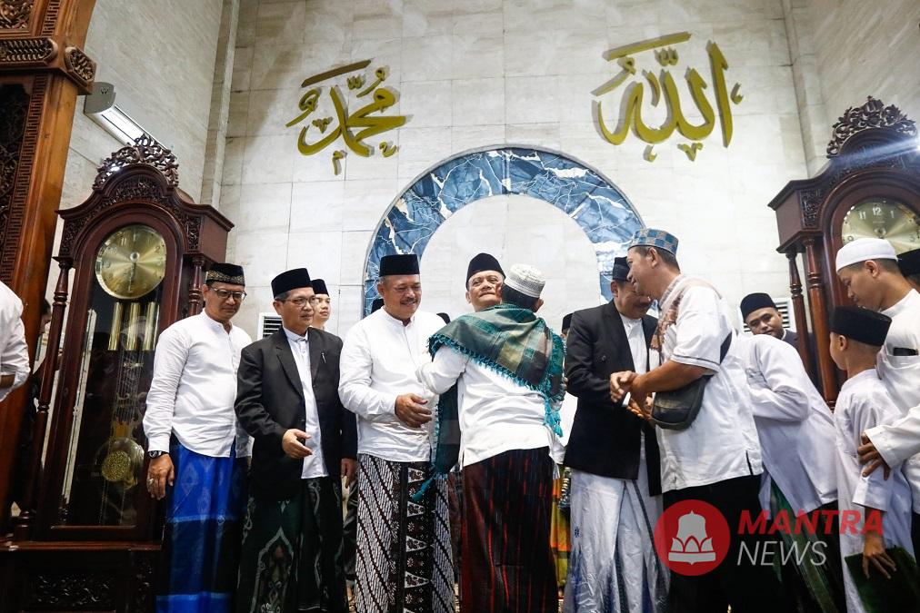 Gubernur Jateng Ahmad Luthfi bersalaman dengan jamaah di Masjid Agung Jawa Tengah (MAJT) Semarang, baru-baru ini. (Dok. Pemprov Jateng | Mantranews.id)