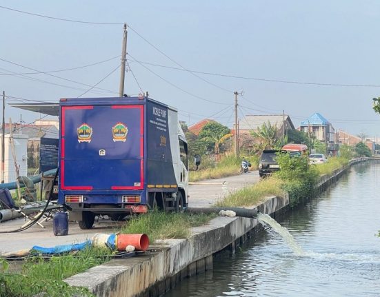 Pemprov Jateng mengerahkan pompa penyedot air untuk mengatasi rob yang menggenang di Kecamatan Sayung, Kabupaten Demak, Jawa Tengah. (Dok. Pemprov Jateng | Mantranews.id)