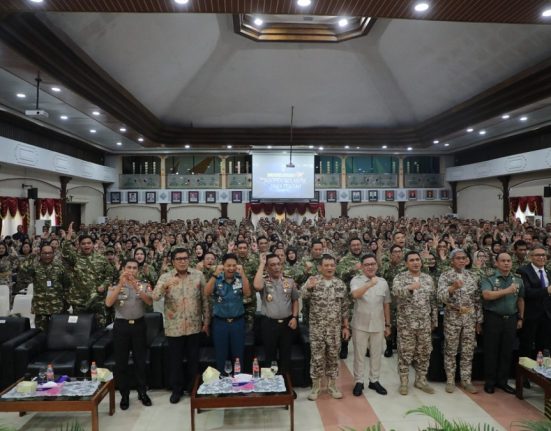 Gubernur Jateng Ahmad Luthfi foto bersama peserta Manunggal Leadership Retreat : Ngopeni Nglakoni Jawa Tengah, Selasa (10/6/2025). (Dok. Pemprov Jateng | Mantranews.id)