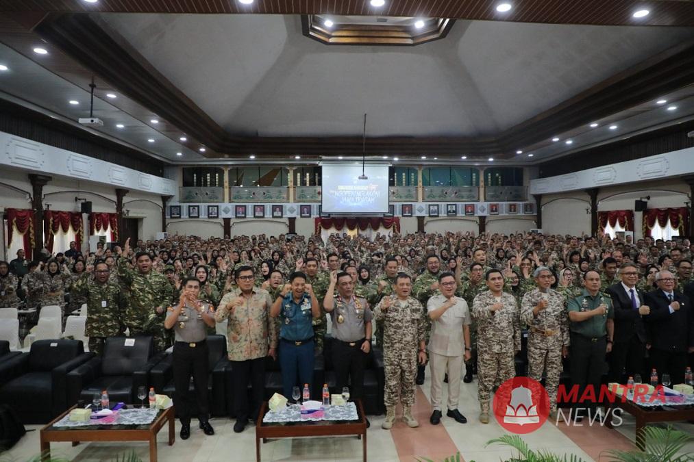 Gubernur Jateng Ahmad Luthfi foto bersama peserta Manunggal Leadership Retreat : Ngopeni Nglakoni Jawa Tengah, Selasa (10/6/2025). (Dok. Pemprov Jateng | Mantranews.id)